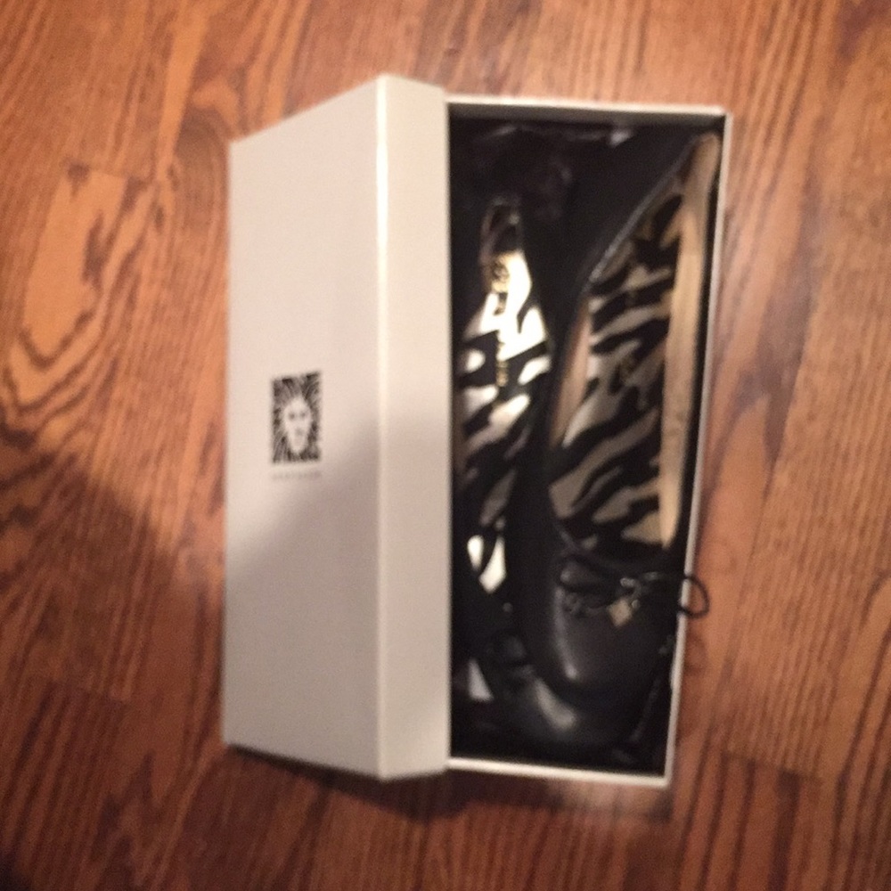 Comfortable Size 10 Anne Klein flats + mini heel